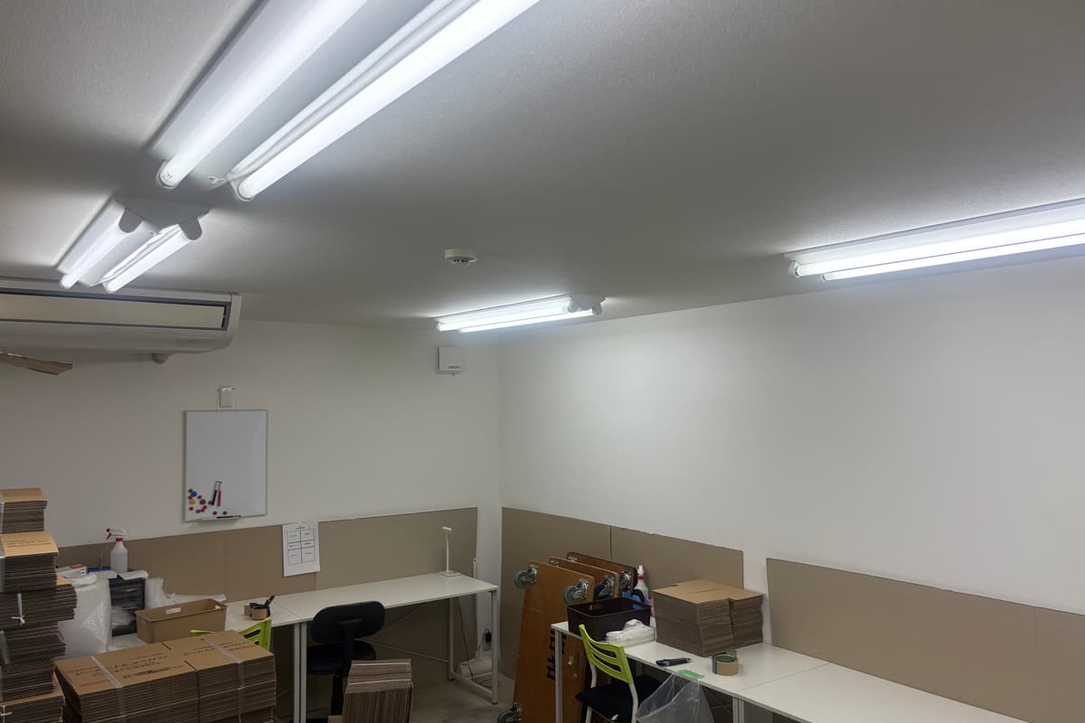 相和運輸倉庫の流通加工スペースに並ぶ作業台と梱包資材